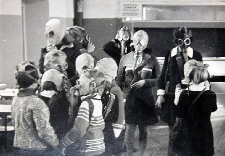 Пионеры в противогазах (СССР, 1937 год)