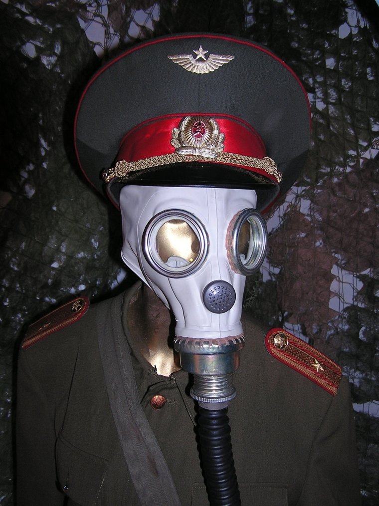 Полицейский в противогазе