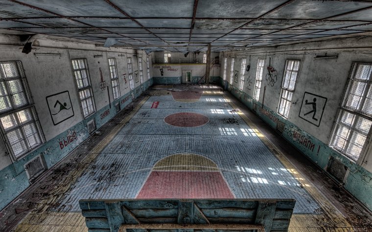 Заброшенный школьный зал