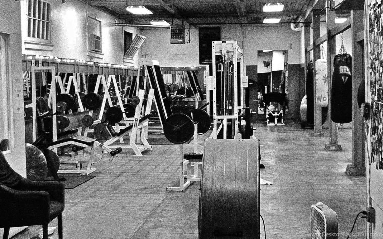Тренажерный зал черно белый