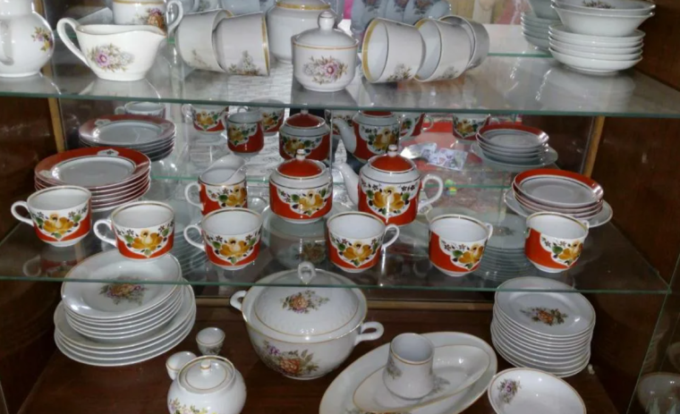 Чайный сервиз в серванте