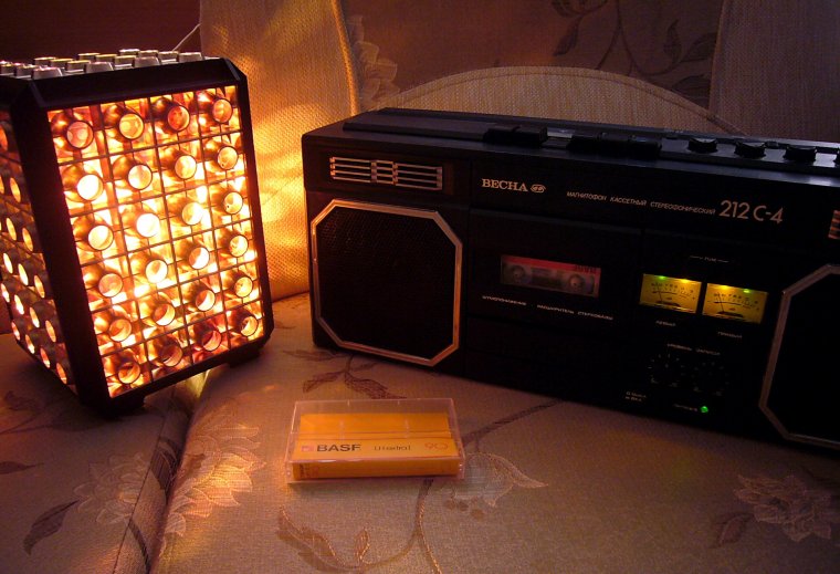 Китайский двухкассетный магнитофон со светомузыкой