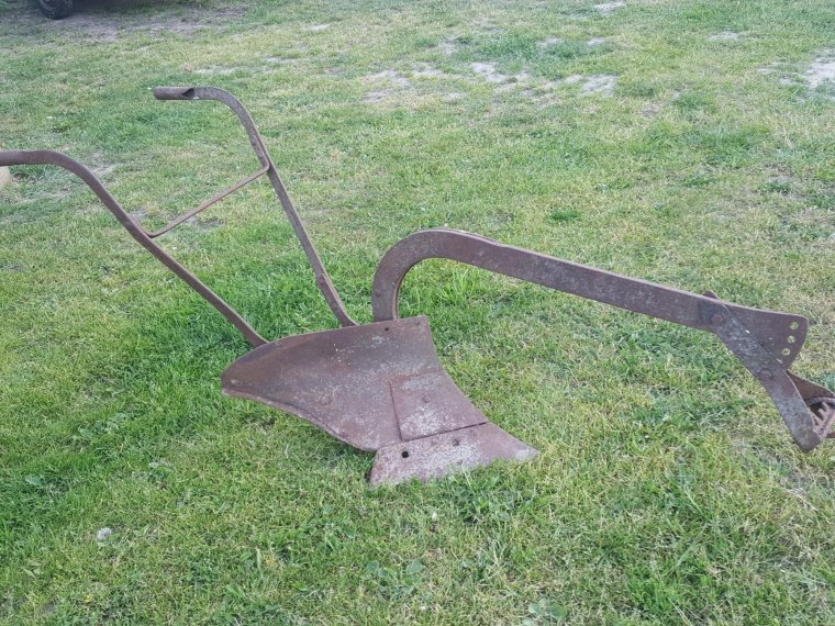 Конный плуг двухлемешный