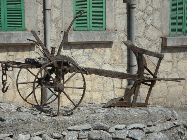 Лошадиный плуг старинными