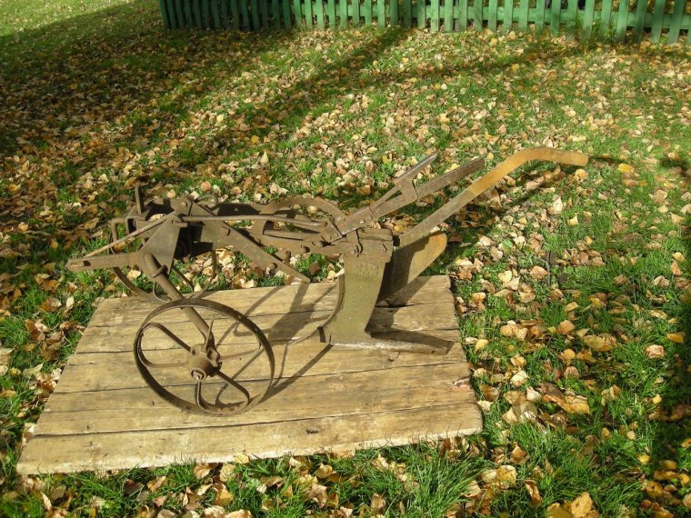 Конный плуг двухлемешный