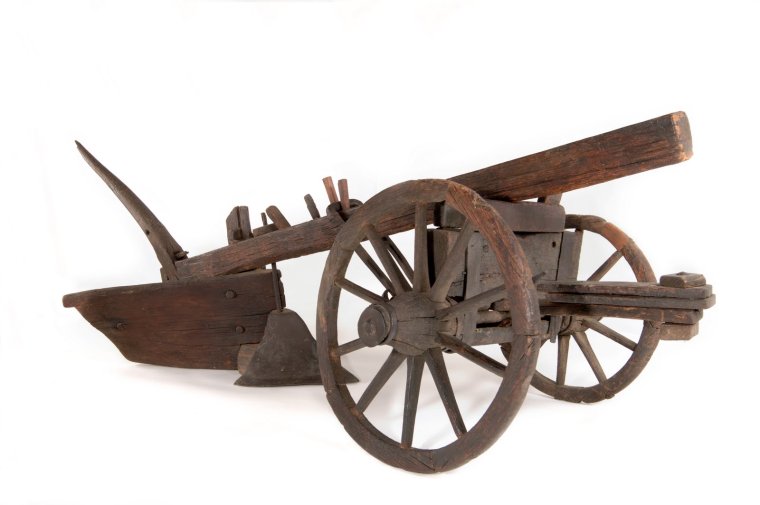 Тяжелый колесный плуг средневековья