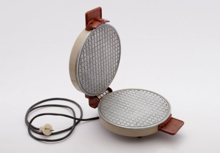 Электровафельница Уралочка