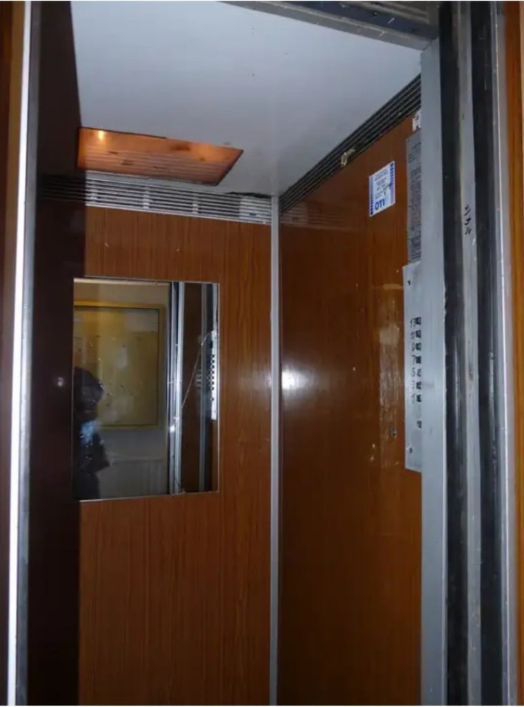 Старый лифт кабина 2000