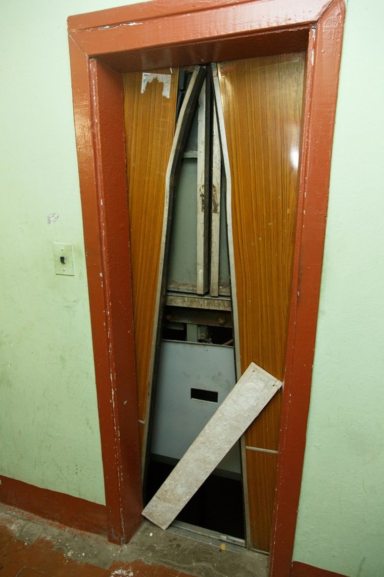 Двери старого лифта