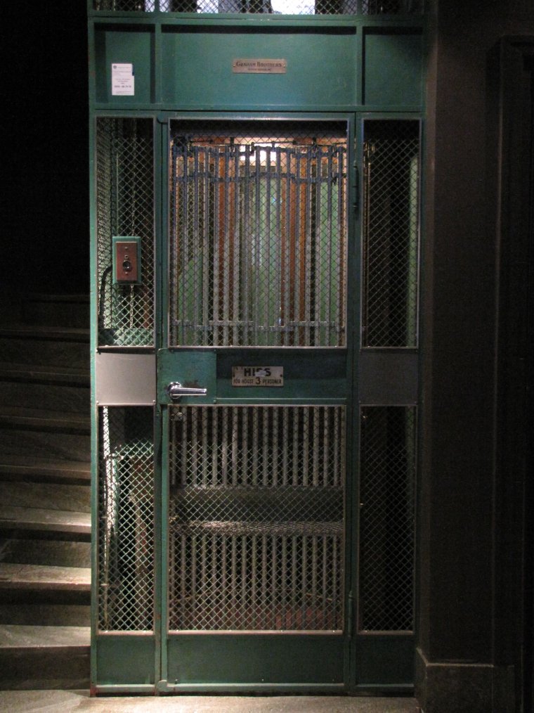 Старый лифт с решеткой