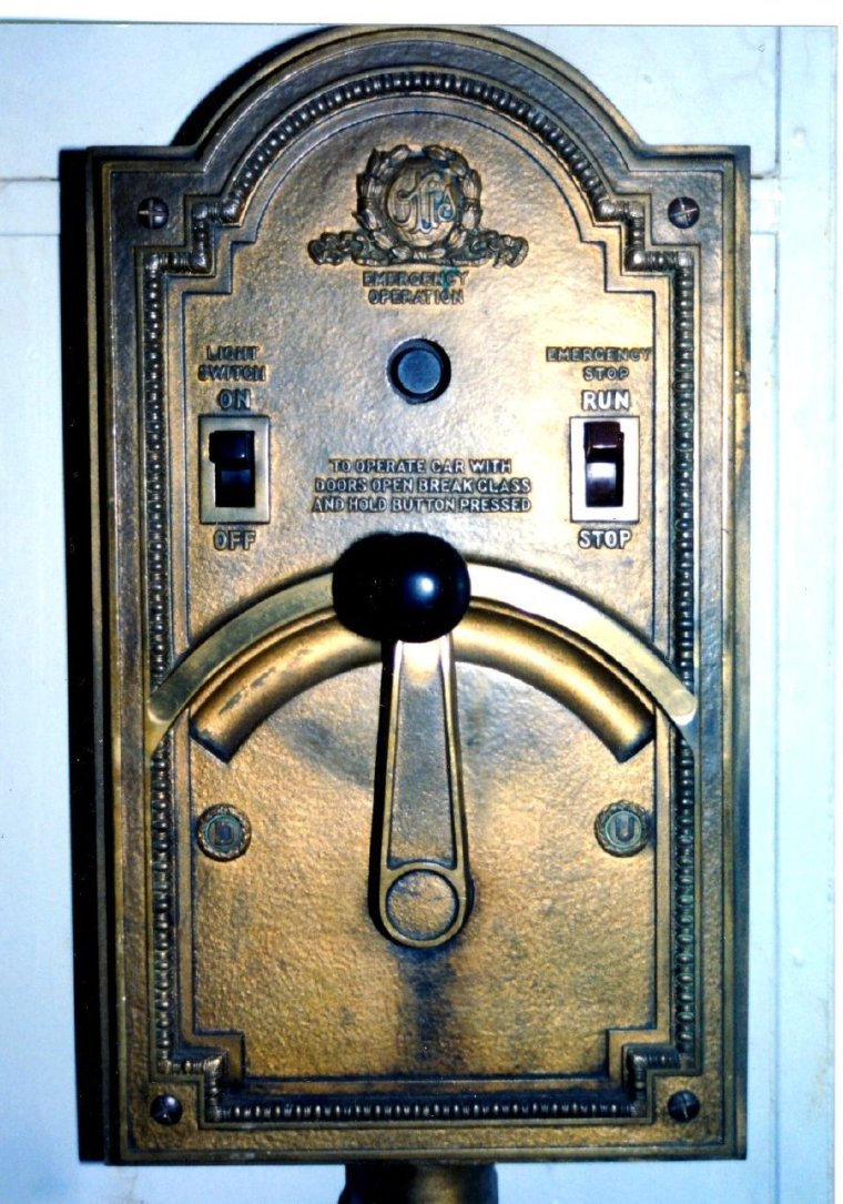 Старинный лифт Отис