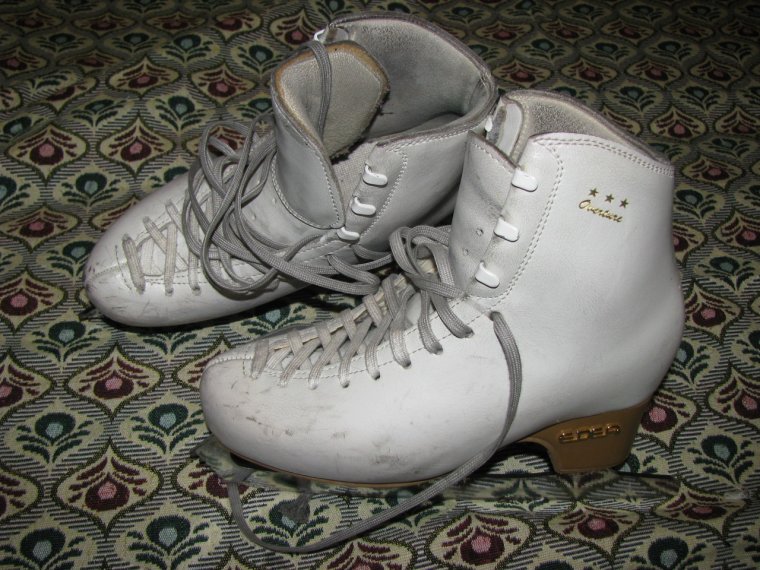 Залом на ботинке коньки