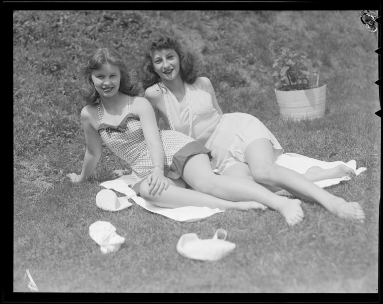 Ретро школьница в бикини