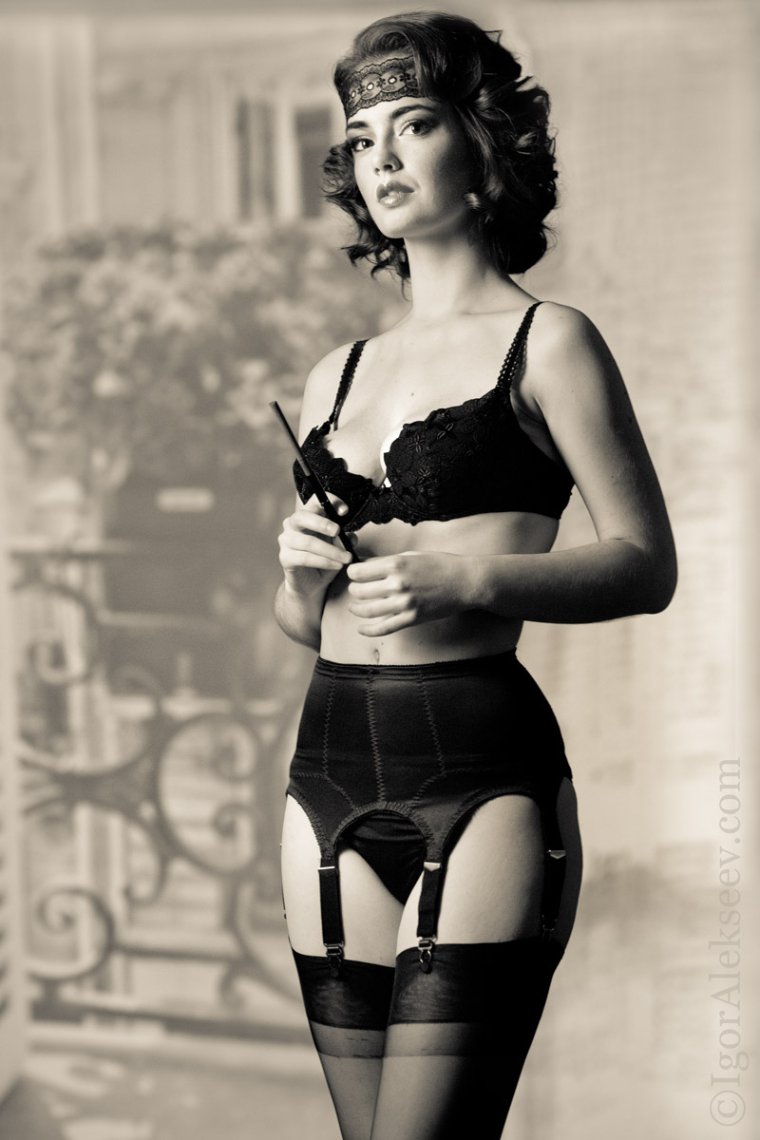 Маргарет Нолан в чулках и поясе