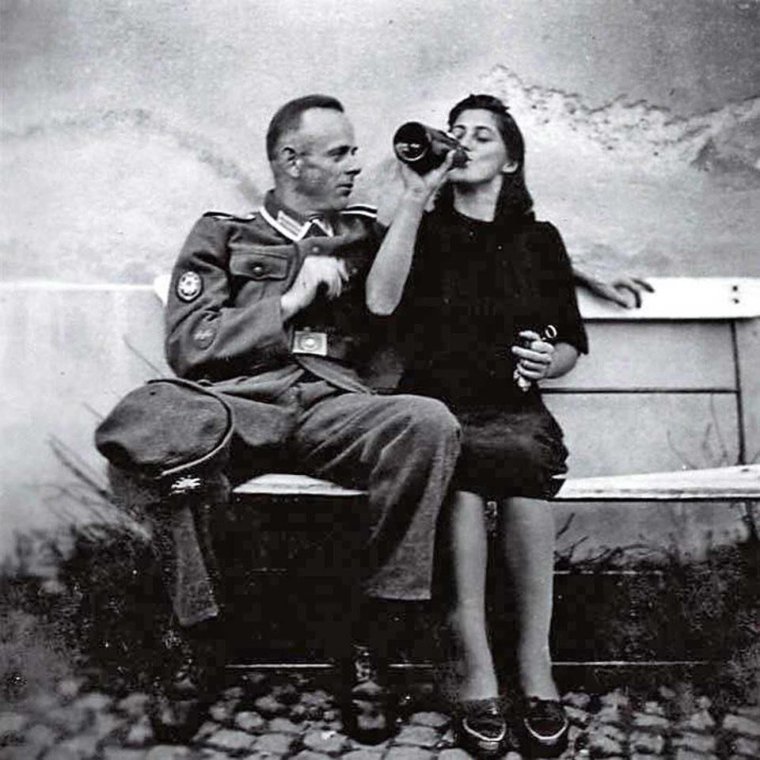 Немецкие солдаты с французскими девушками