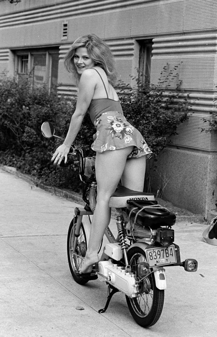 Юбкой под волосатые ретро