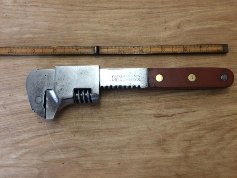 Старинный разводной ключ с деревянной ручкой