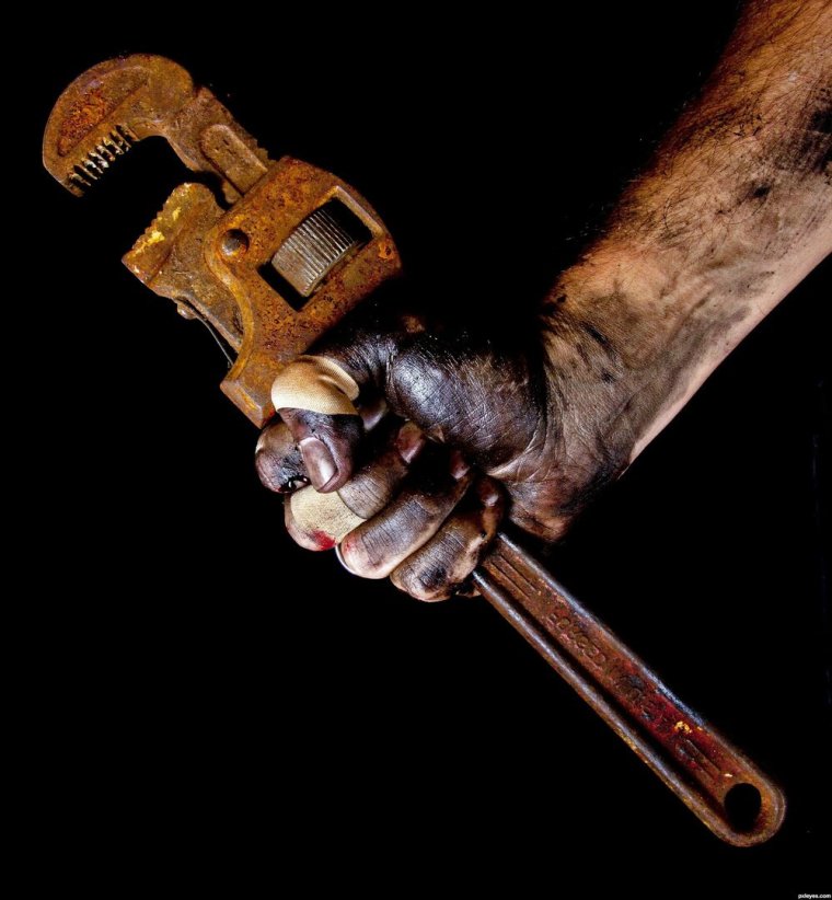 Разводной ключ в руке