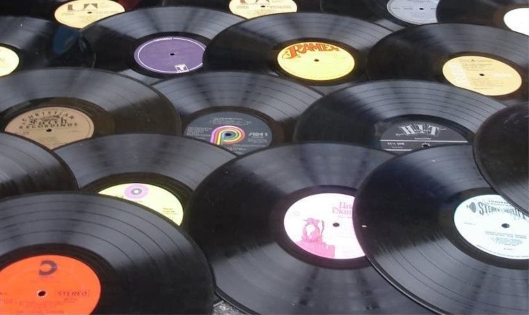 Грампластинки много
