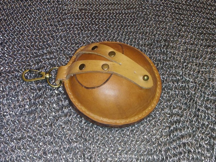 Монетница кожаная с карабином