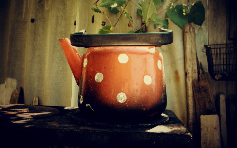 Старый чайник на плите