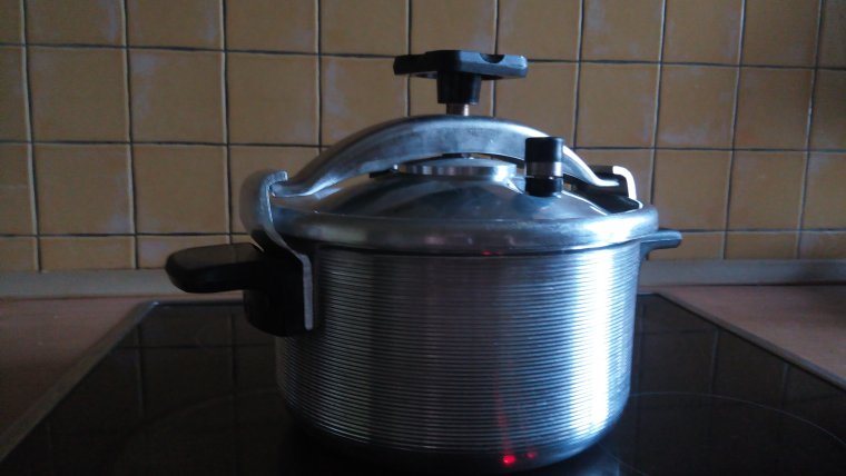 Кастрюля скороварка Кухмастер чугун