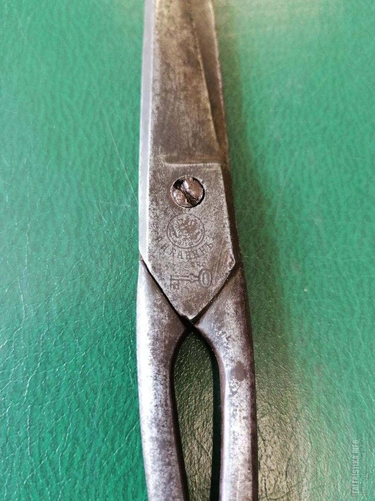 Старинные ножницы с клеймом