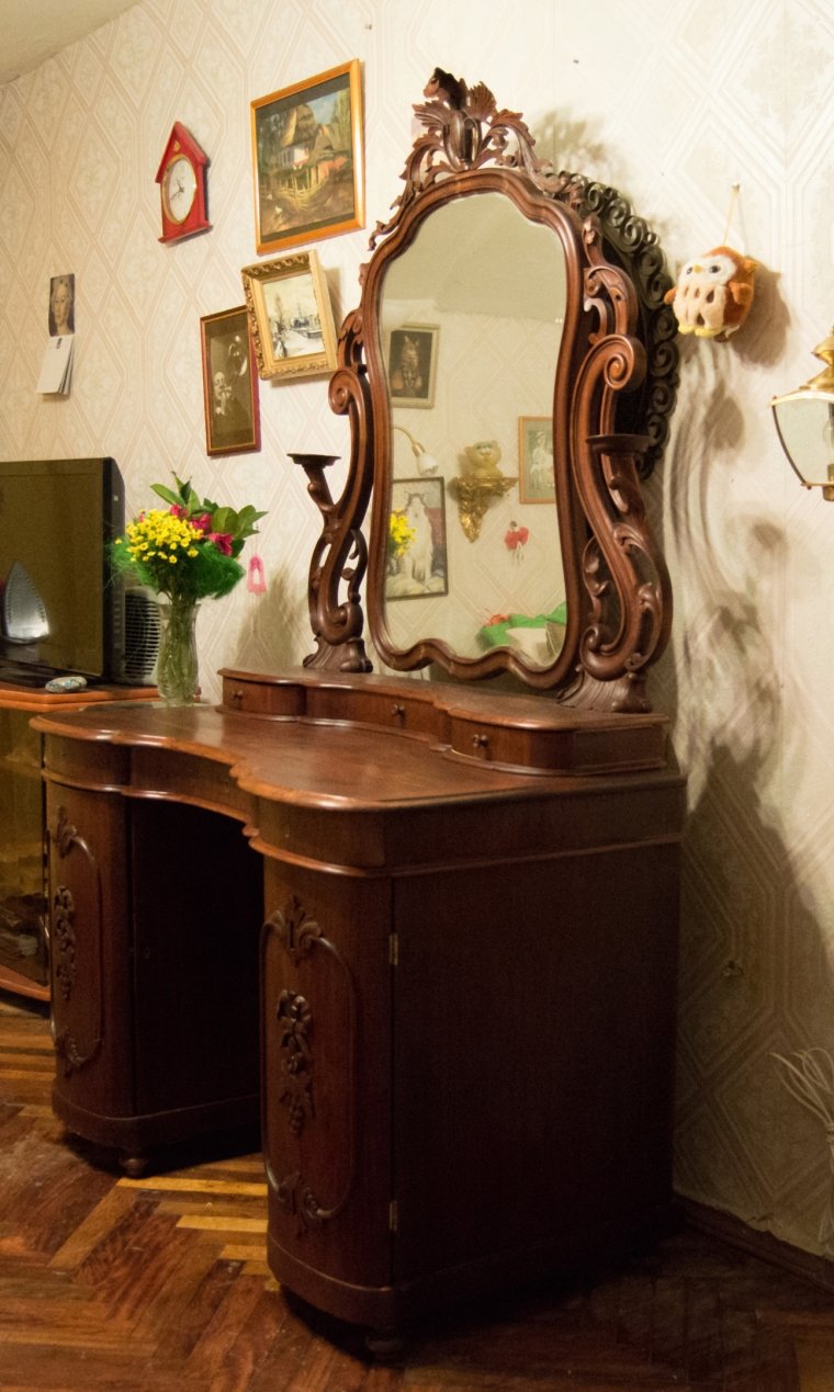 Отреставрированное старинное трюмо