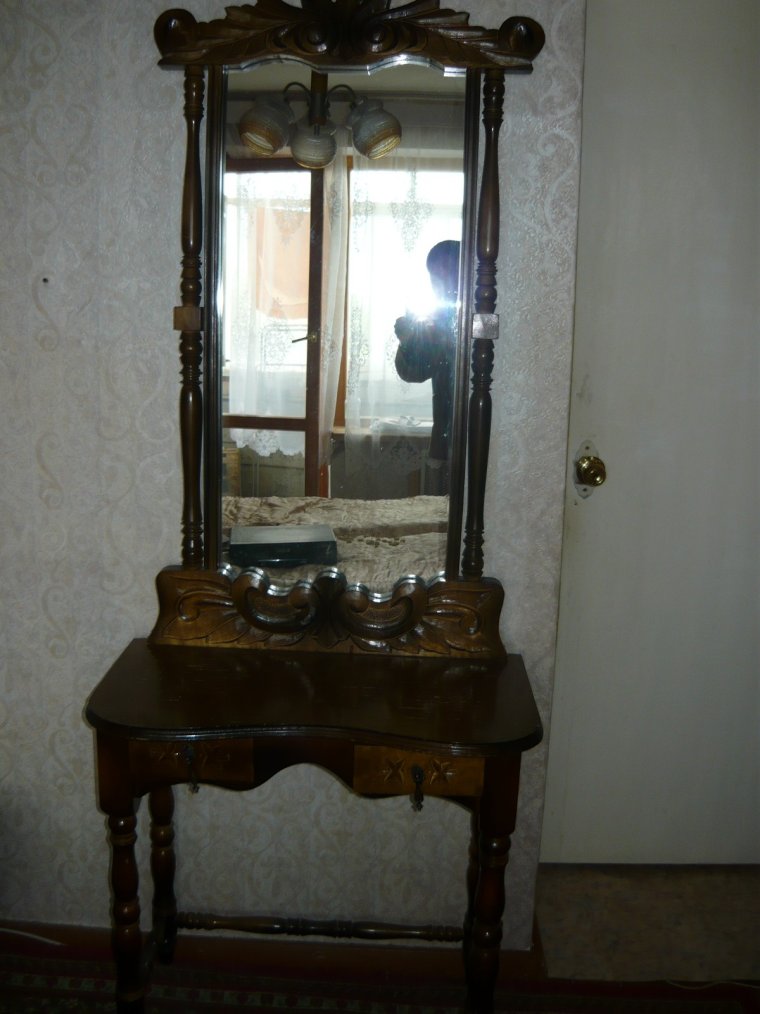 Отреставрированное старинное трюмо