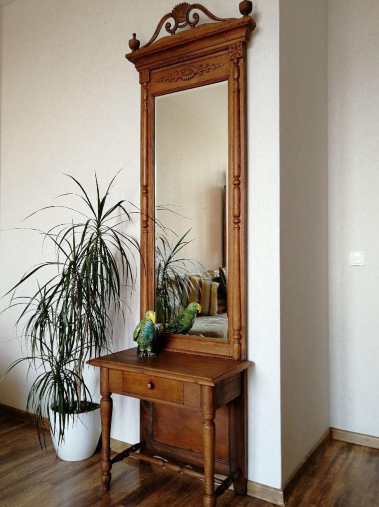 Старинное зеркало с консолью