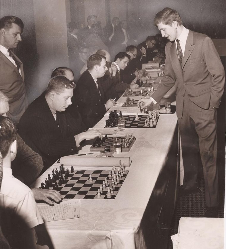Бобби Фишер играется 50 соперником