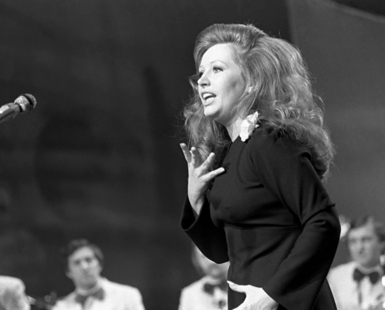 Алла пугачёва женщина которая поёт