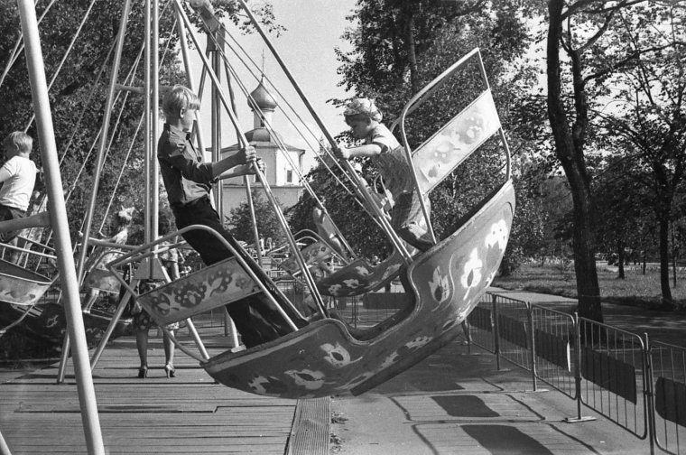 Старые качели лодочки