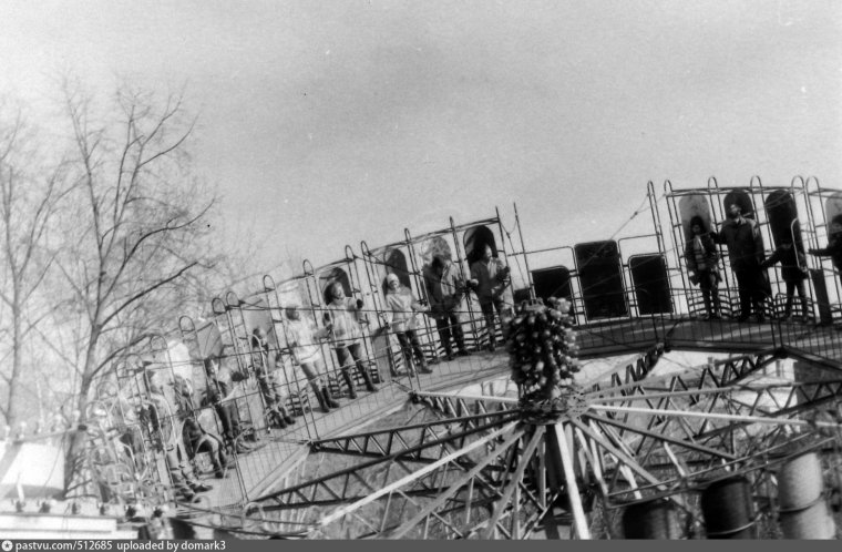 Старые аттракционы ЦПКИО Горького
