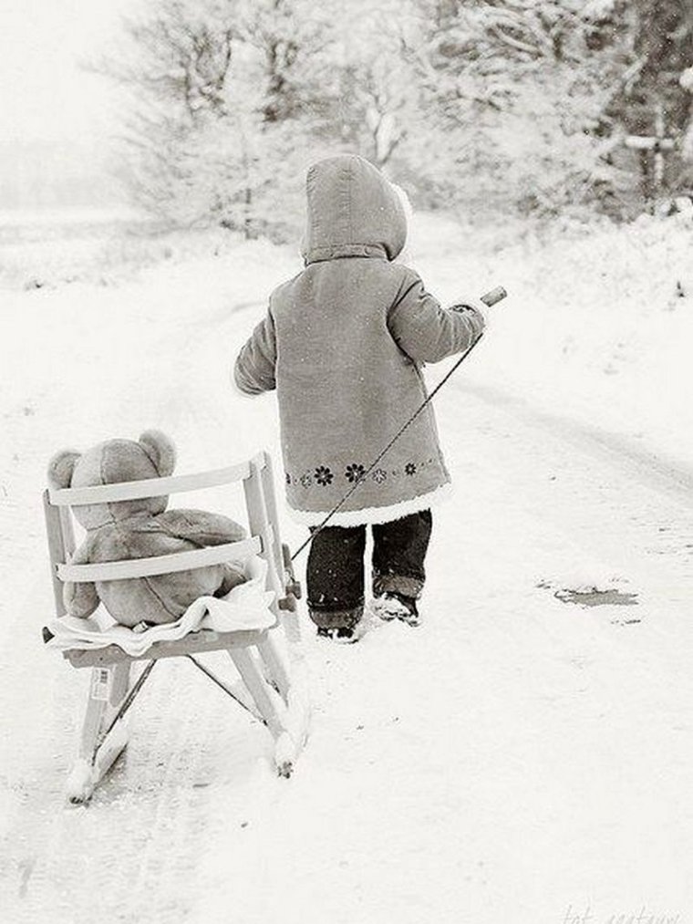 Девочка на санках