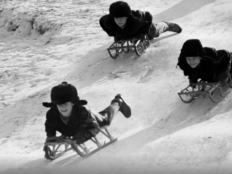 Советские дети катаются на санках