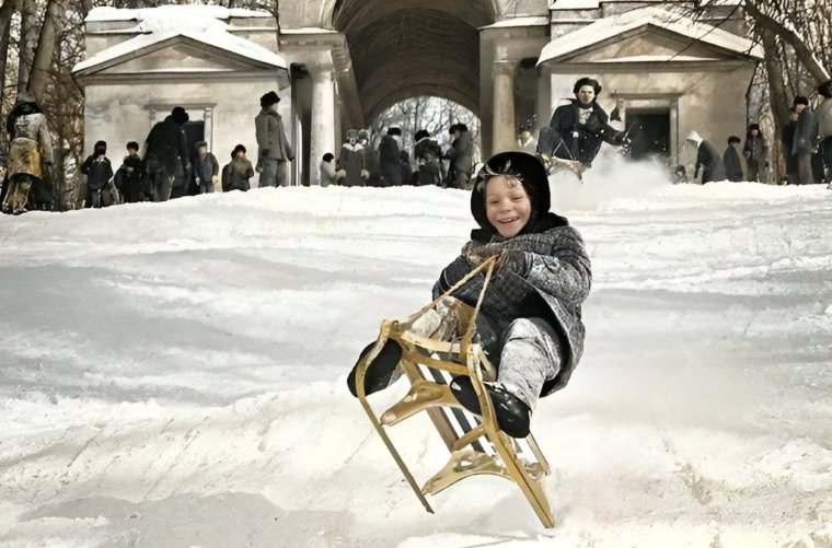 Советские дети катаются на санках