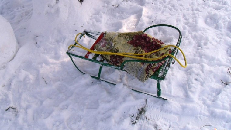 Санки детские на снегу