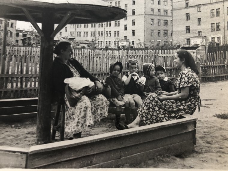 Люди во дворе СССР