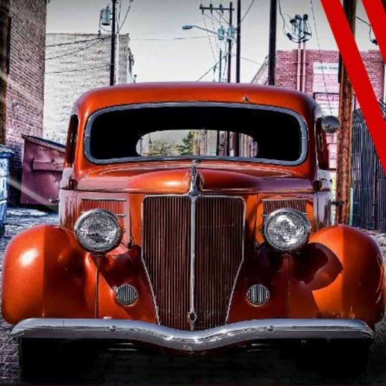 Красный ретро автомобиль