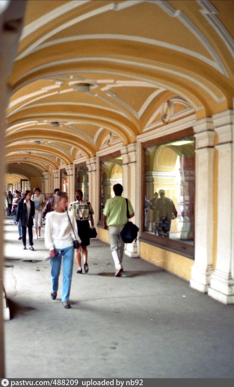 Перинная линия Гостиного двора в Санкт-Петербурге