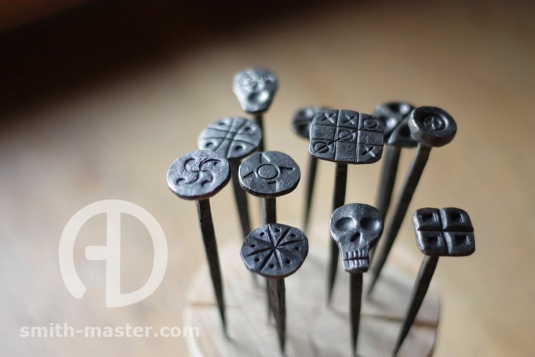 Кованые декоративные гвозди