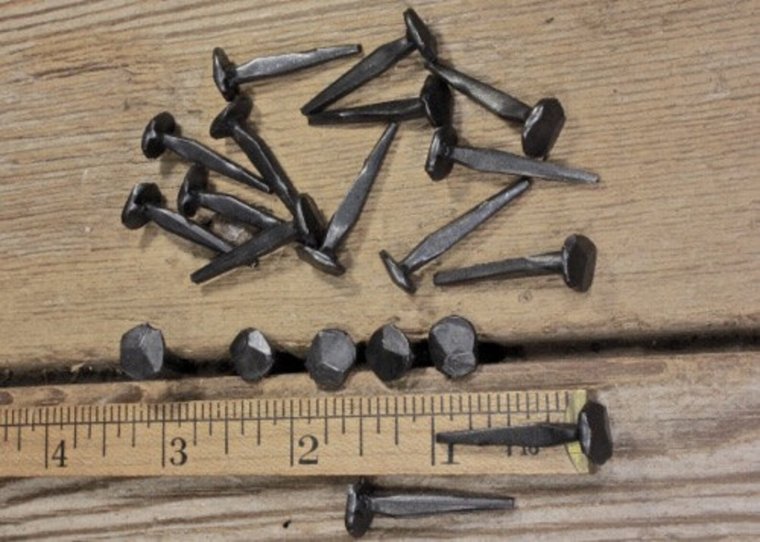 Старинный гвоздь с цифрами