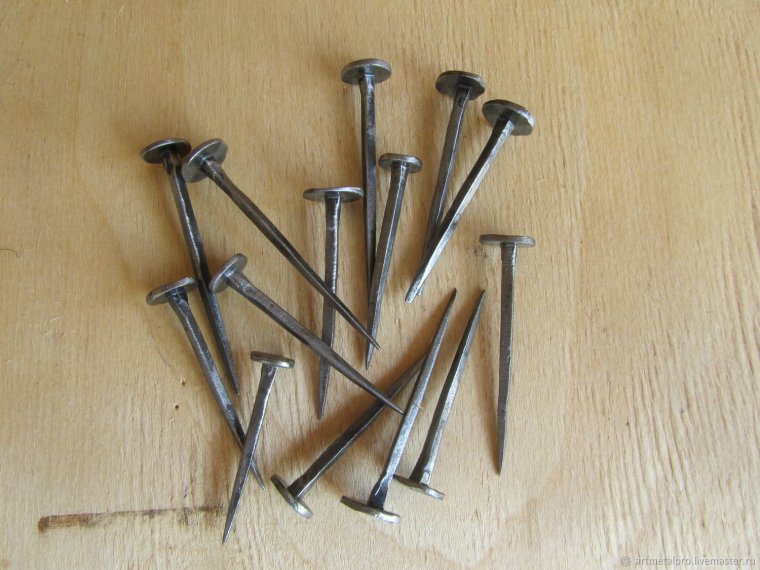 Кованые гвозди старинные