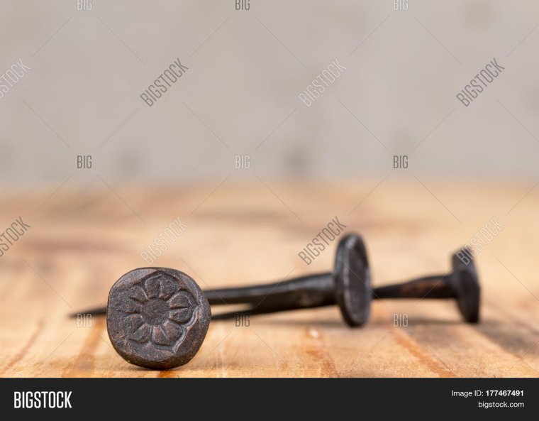 Гвоздь кованый старинный с клеймом