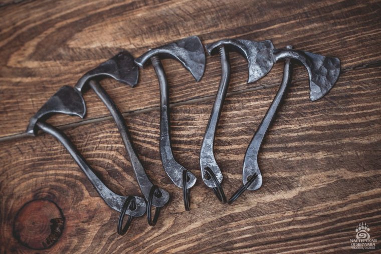 Старинный кованый топор