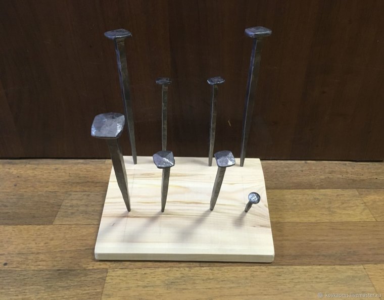 Квадратные кованые гвозди