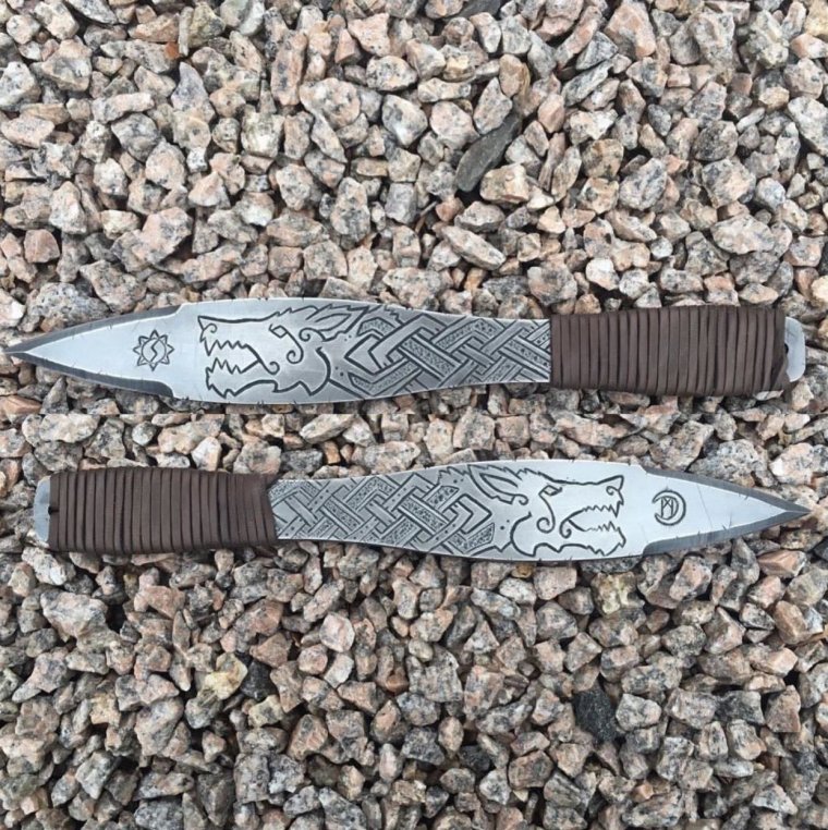 Кинжал с рунами