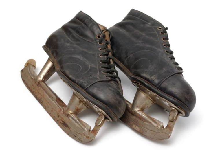 Старинные коньки на белом фоне