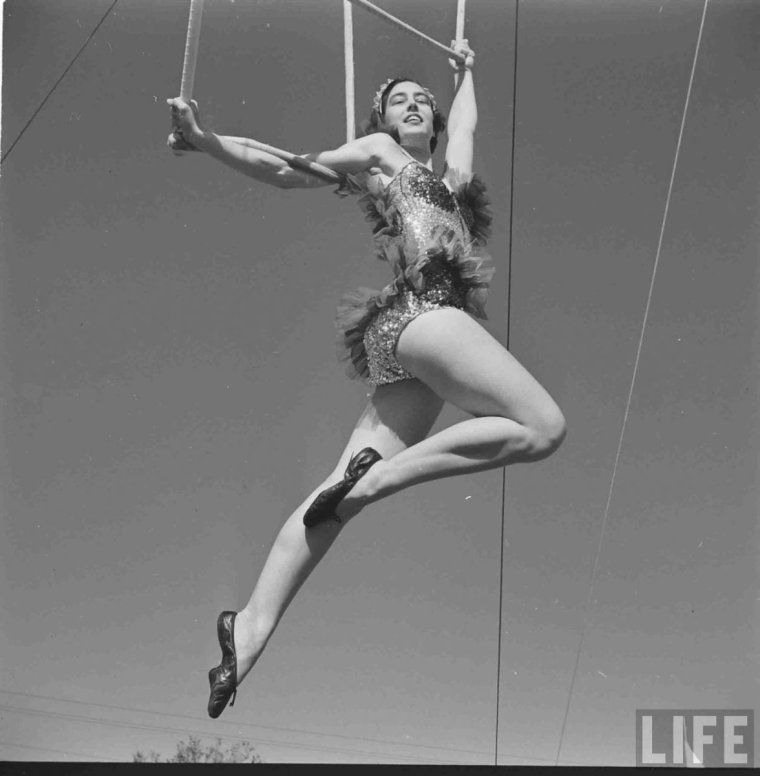 Винтажный цирк гимнастки